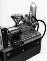 开发世界最快超高速填充注塑机UH1000型（1000mm/秒）。